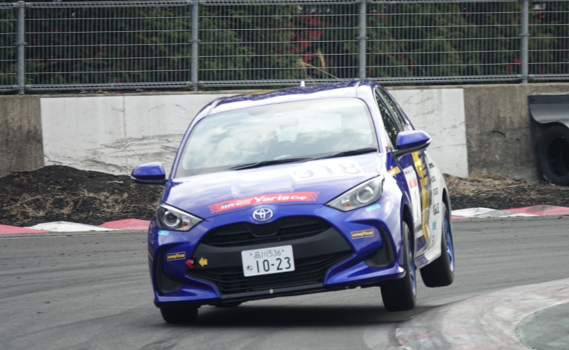 実証中、実車で走行する様子（静岡県・富士スピードウェイ）