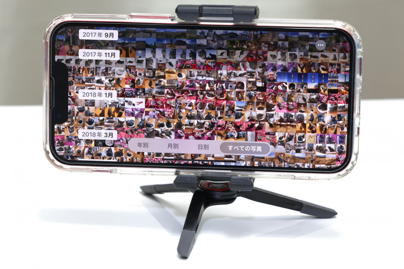 スマートフォン用ホルダー＋三脚セットのJOBY「グリップタイトONEマイクロスタンド」。コンパクトに持ち歩いてスマートフォンを自立させることができる。