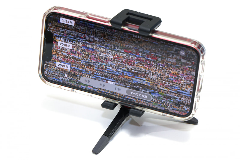 iPhone 13 miniをセットした様子。