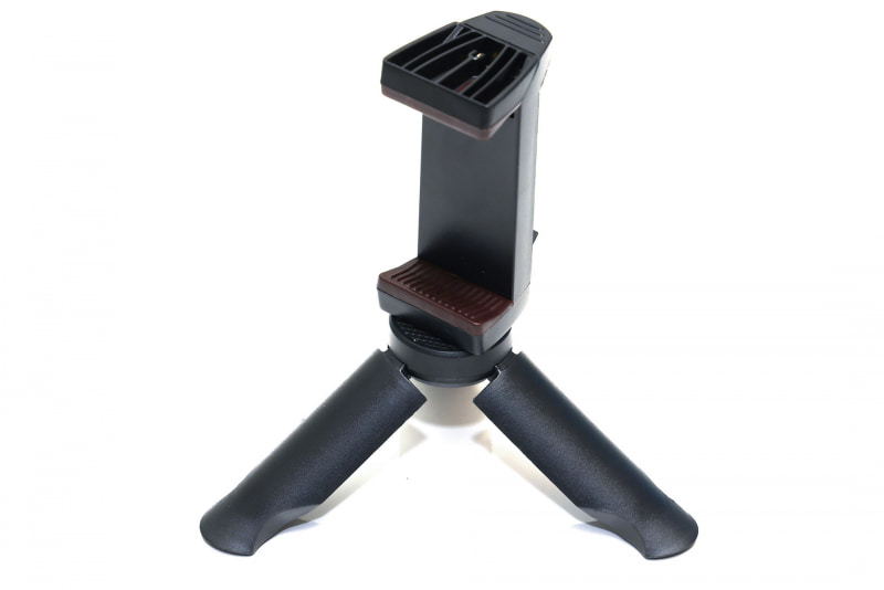 ミニ級のスマートフォンホルダー＋三脚だが、ポケットサイズではない。