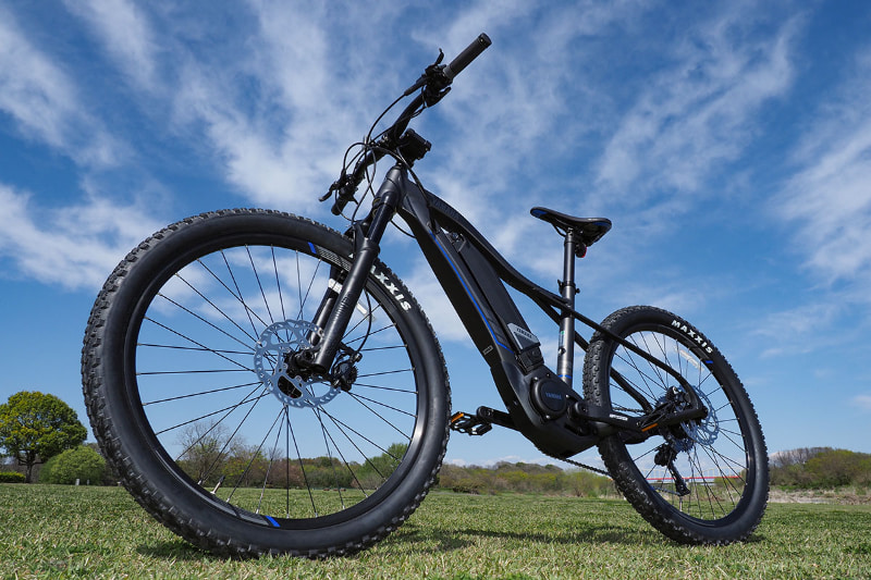 ちょっとケースは違うが、こちらもスタンドがない自転車。自転車を自立させる取っ掛かりもない。しかし自立した自転車を撮影できた。実際は自転車を金属パイプで支えて自立させ、撮影し、あとで金属パイプをレタッチで消している。