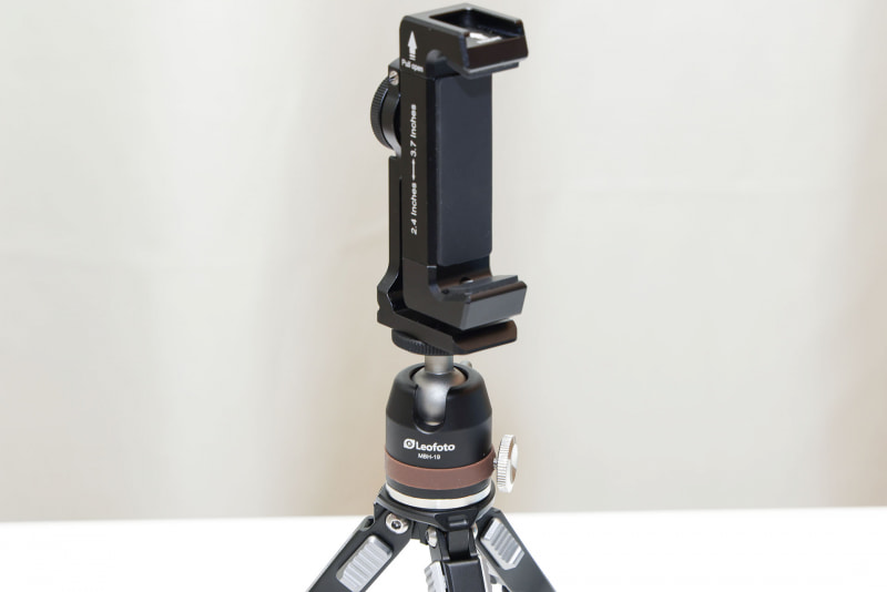 雲台にスマートフォンホルダーをセットした様子。このスマートフォンホルダーも金属製で安定感に優れている。