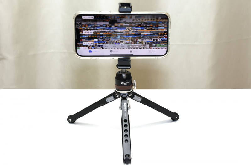 三脚側は頑丈で、脚を伸ばせたり、脚の角度を変えられたり。すごーい安定感＆安心感とともにiPhoneによる写真撮影を行える。