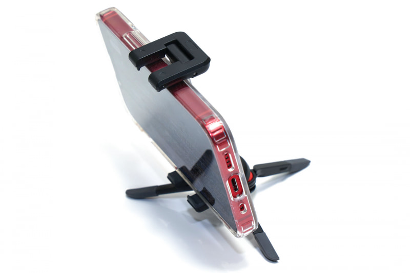 カメラを上いっぱいに向けた様子。ホルダー部の可動範囲は広くない。