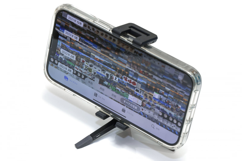 iPhone 13 Pro Maxをセットした様子。