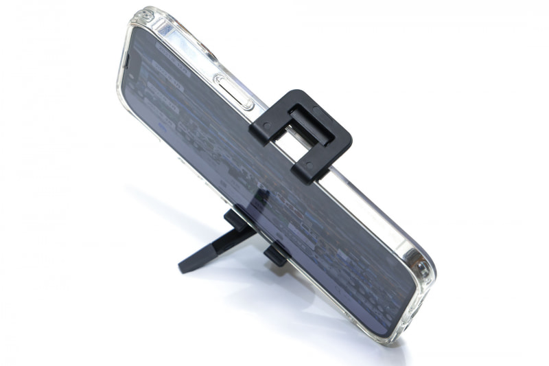 画面の向きを変えていたら、バランスを失って傾いてしまった（後方の脚が浮いた）。