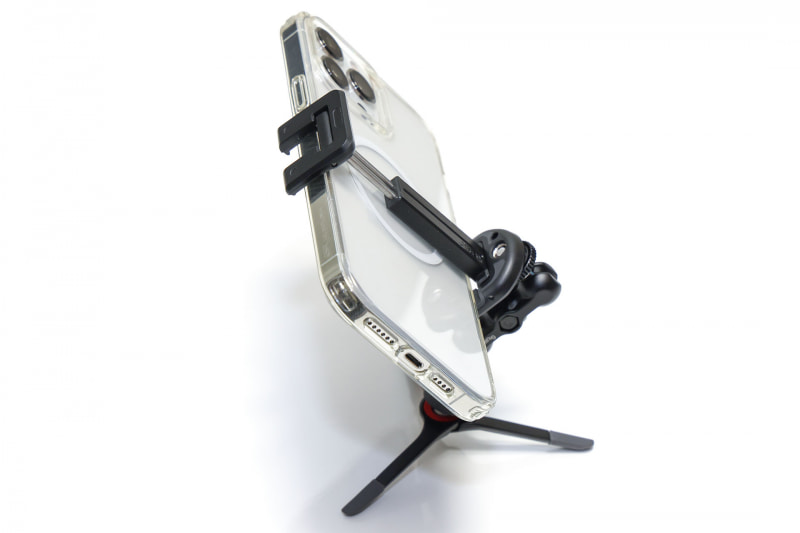 アームにより重心の位置を自由に設定できるようになり、不意に倒れてしまうようなことも激減。端末をバランスよくセットできるようになり、iPhone 13 Pro Maxでも安定的に支えられるようになった。