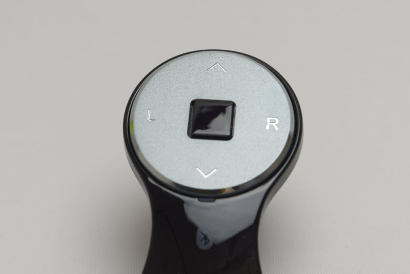 中央の四角いボタンがマウスカーソル移動用のセンサー。「L」が左クリックで「R」が右クリック