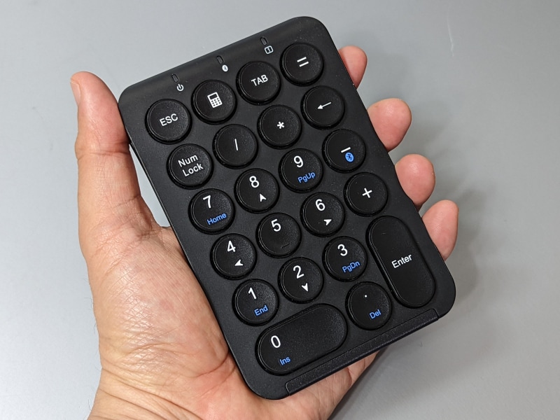 製品本体。丸型のキーが特徴的