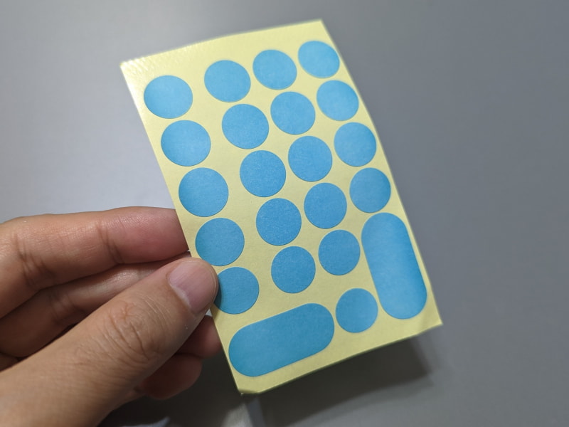 ショートカットを書き込んでキートップに貼るためのシールが同梱される