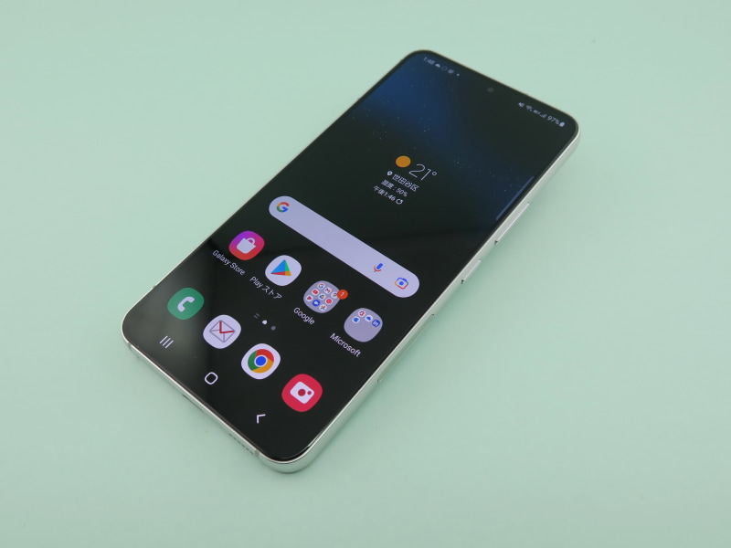 NTTドコモ／サムスン「Galaxy S22 SC-51C」、146mm（高さ）×71mm（幅）×7.6mm（厚さ）、約168g（重さ）。ファントム ホワイト（写真）、ファントム ブラック、ピンクゴールドをラインアップ。サイズおよびカラーバリエーションはau向けも同じ