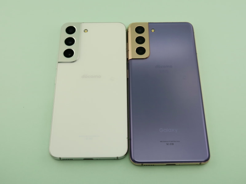 「Galaxy S22」（左）と「Galaxy S21 5G」の背面。デザインは基本的に共通で、幅は変わらないが、「Galaxy S22」は高さ（長さ）が4mmほど、短くなっている。少しコンパクトになったと言えるかもしれない