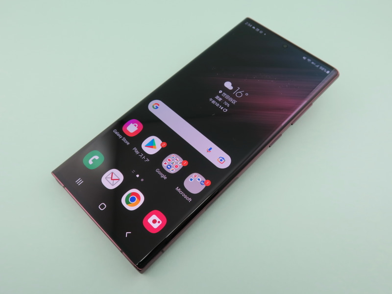 NTTドコモ／サムスン「Galaxy S22 Ultra SC-52C」、163mm（高さ）×78mm（幅）×8.9mm（厚さ）、約229g（重さ）、バーガンディ（写真）、ファントム ブラックをラインアップ。サイズ及びカラーバリエーションはau向けも同じ