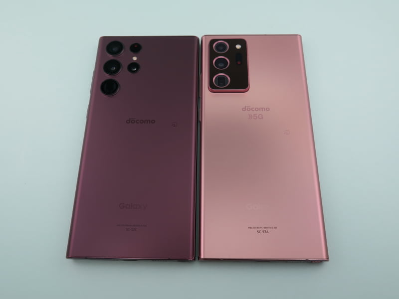 「Galaxy S22 Ultra」（左）と「Galaxy Note20 Ultra 5G」の背面。サイズも基本的なデザインも共通。実質的な後継モデルと言って差し支えないだろう