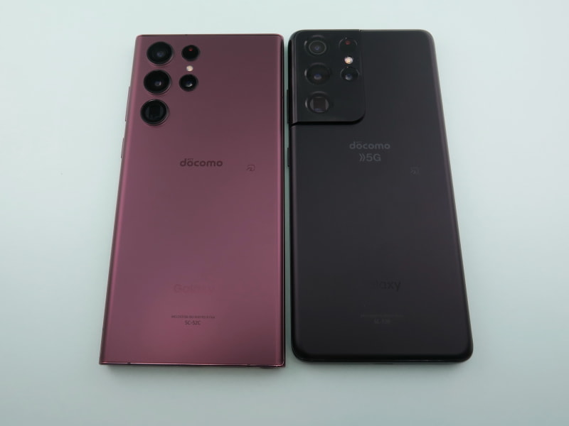 「Galaxy S22 Ultra」（左）と「Galaxy S21 Ultra 5G」（右）を並べると、ボディ周囲のデザインが大きく違うことがわかる。実はサイズもわずかに大きくなっている