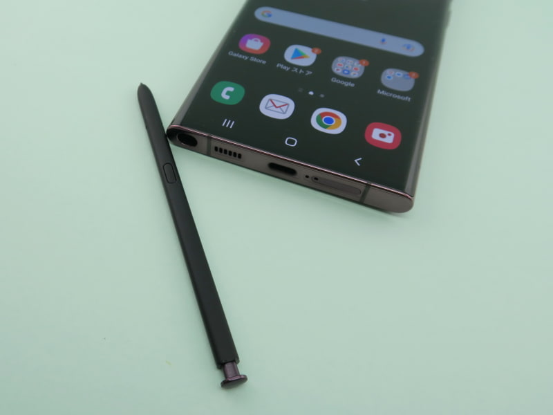 「Galaxy S22 Ultra」本体下部のSペンの突起をプッシュすると、Sペンを取り出すことができる。やはり、本体に格納する方が扱いやすい