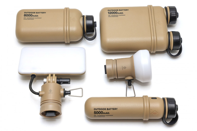 NESTOUTシリーズコンプリートの図。ただしソーラーチャージャーはまだ配送されていないので写真に写っていない。バッテリー色は暗所や屋外でもそこそこ目立ちつつミリタリーな雰囲気があるサンドベージュにした。