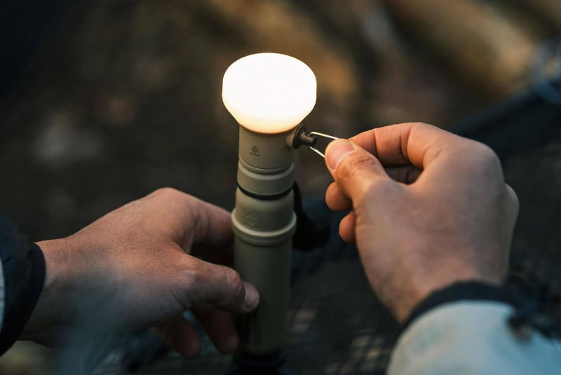 電源のオンオフや調光は、ガスランタンのような形状のレバーを回して行う。このレバーは携帯時に折りたためる。レバーの重さを含む操作感がまさにガスランタン。