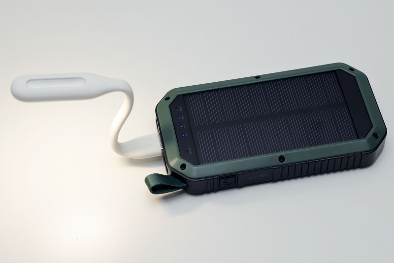 フレキシブルなアーム（ネック）があるUSB-LEDランプを普通のモバイルバッテリーに装着した様子。このUSB-LEDランプは、自立させにくいモバイルバッテリーにはあまり向かないようだ。