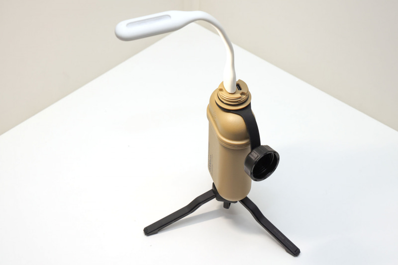 三脚を使うと自立するモバイルバッテリーに同じUSB-LEDランプをセット。実用性が明らかに高まった。