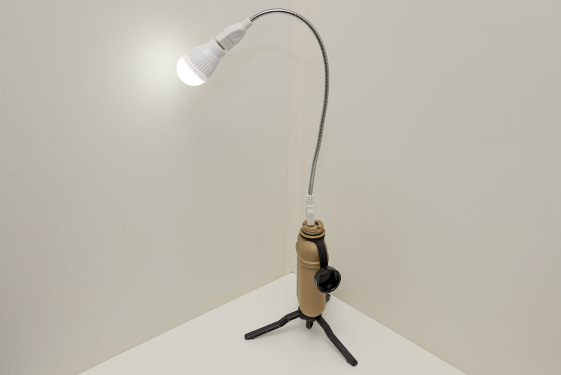 三脚で自立するモバイルバッテリーに同じグースネック付きUSB-LEDランプをセット。照明としての汎用性がメチャメチャ高まった！