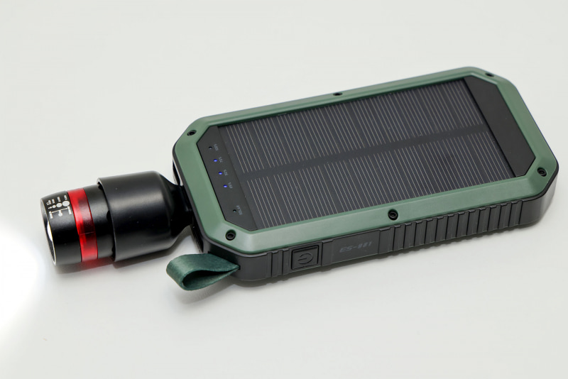 こちらはモバイルバッテリーに装着するとハンドライト的に使えるようになるUSB-LEDランプ。このままモバイルバッテリーを握ってハンドライトと同様に使う。