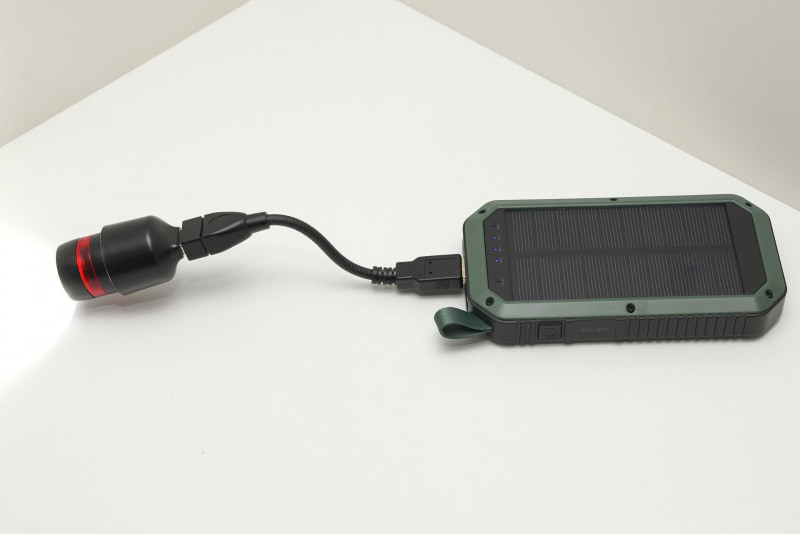 ハンドライト的に使えるUSB-LEDランプがデスクランプみたいになるかな？　と期待したがグースネックの長さが足りず……残念。30cm以上の長さのグースネックでないと、ハンドライトUSB-LEDランプをデスクランプ化できなさそうだ。