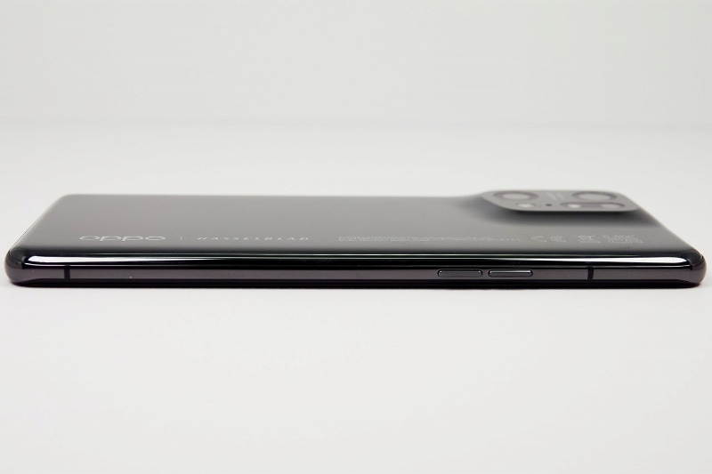 右側面、音量ボタン