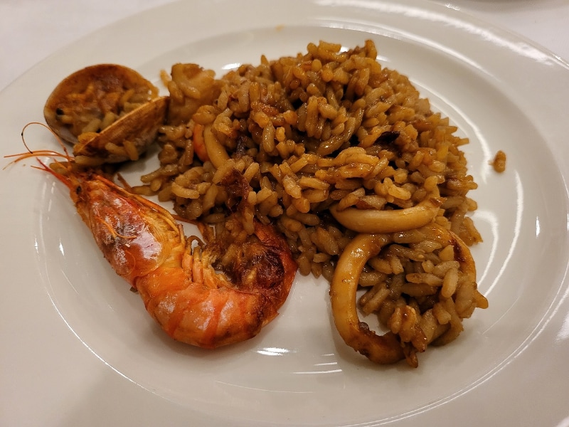 MWC（の後のディナー）で撮ったパエリアの写真。残念ながら、手前にスマートフォンの影が写ってしまっている