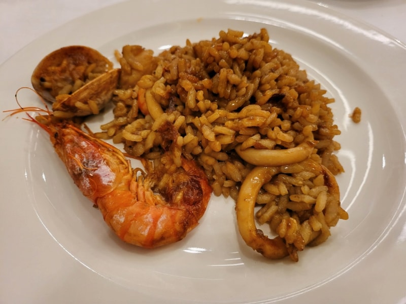 「影を消去」を適用すると、スマートフォンの影がかなり薄くなった。全体的に、写真も明るくなっているようだ