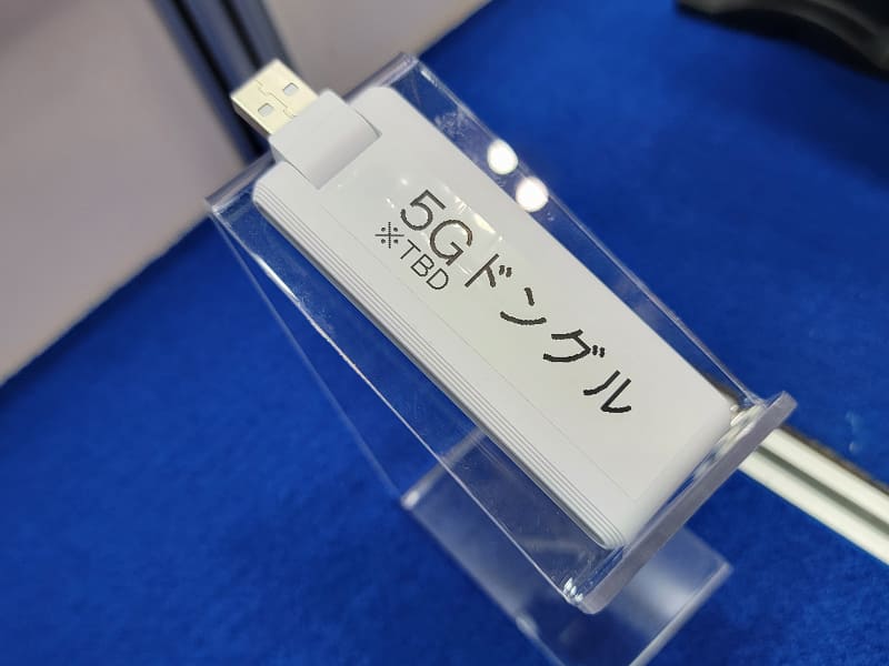 開発中の5G対応USBモデム。デュアルSIM対応