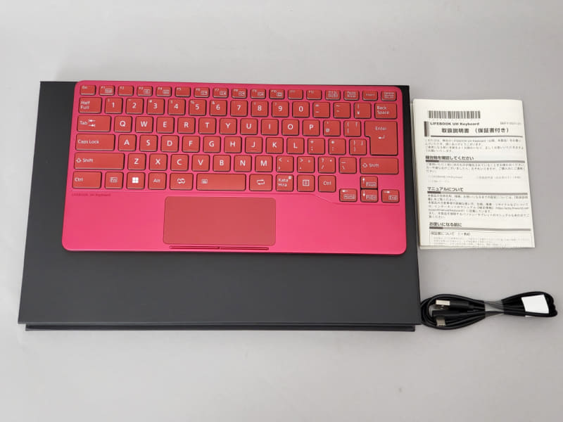 USB Type-A to USB Type-Cケーブル、USB Type-C to USB Type-Cケーブル、取扱説明書などが付属する