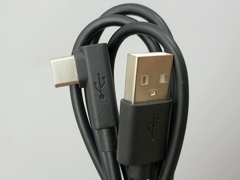 UHKBと接続するUSB Type-C端子はL字型。作業台が狭い、尊師スタイルで入力したいという場合に便利だ