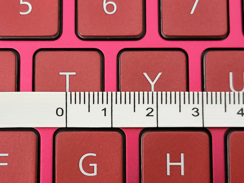 キーピッチの広さが魅力。それから分かりづらいのだが、「無変換」「スペース」「変換」キー以外は、微妙にキートップに凹みがあり（球面シリンドリカルキー）、指なじみが良い