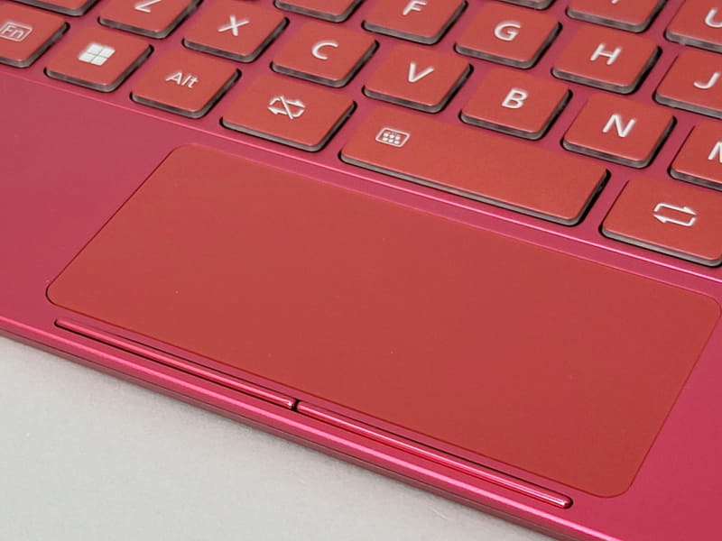 幅広のタッチパッドと細いバー状のクリックボタン。光沢感がクール