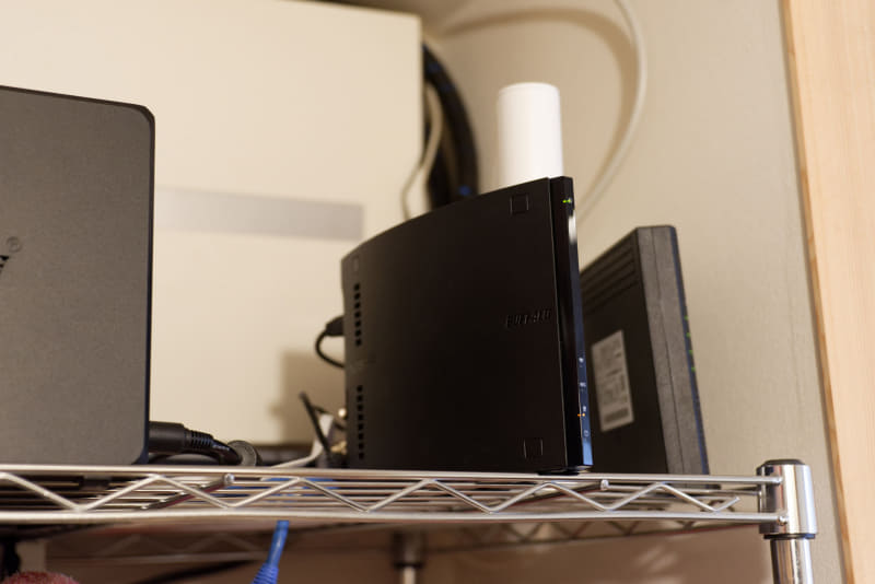 ネットワーク経由での視聴が前提となるHDDレコーダー「nasne」。クローゼットに置いてある