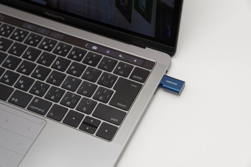 ノートパソコンにスタイリッシュに接続