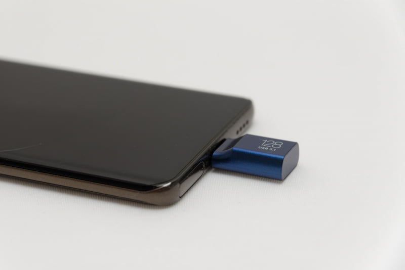 スマートフォンに差し込んだまま置いてもつかえたりせず、端子部に余計な負荷がかからないのもいいところ