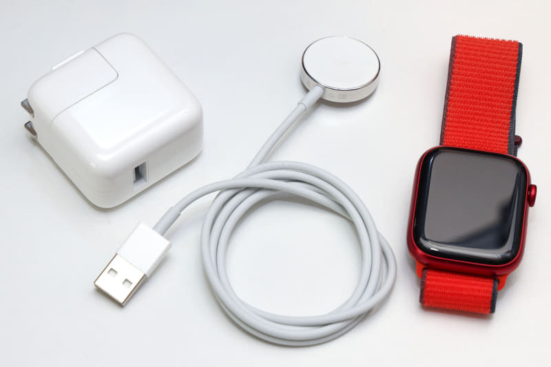 Apple Watchと、それにつないでいた充電器とUSB-ACアダプター。どれも故障はしていない……ような。「動作が不安定」という言い方がいちばん合う……ような