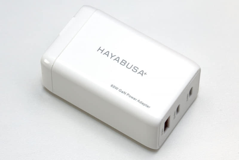 USB-ACアダプター「ハヤブサプラス」。GaN（窒化ガリウム）採用のUSB PD充電器で、USB-C×2ポート、USB-A×1ポートと搭載する。USB-Aを使ってApple Watchを充電すると、最初だけ充電されてその後充電が止まってしまうことが多いようだ。Apple Watch充電問題以外はとても便利。細身なのもイイ感じ