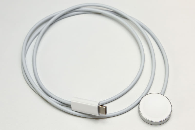 「Apple Watch磁気高速充電USB-Cケーブル（モデルA2515）」と条件に合うUSB-ACアダプターを使えば、Apple Watch Series 7を高速充電できる（ほかのApple Watchは通常の速さで充電されるだけ）。高速充電対応ケーブルはUSB-Cタイプのみで、充電器部分の外側がアルミニウムで覆われている