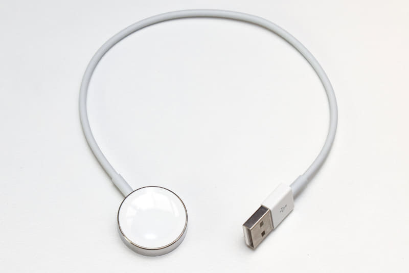 Apple純正<a href="https://www.amazon.co.jp/dp/B07PXHF4R4/" class="strong bn" target="_blank">「Apple Watch 磁気充電ケーブル(0.3m)」</a>。端子はUSB-A。Amazonで3850円で売られている