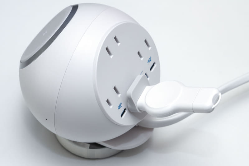 充電ステーションのUSB-Aポートに接続した様子。グレーのパーツは着脱可能・どちら側のコネクターにも装着可能で、Apple Watchを支える台座として機能する