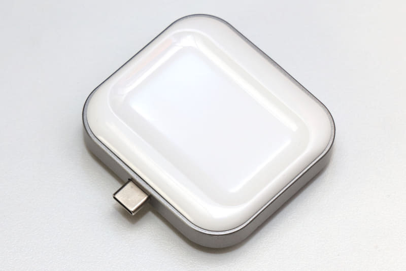 裏返すとAirPods充電用のパッドが現れる