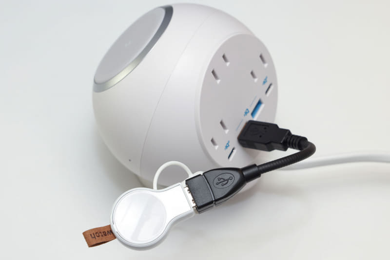 たとえば据え置きのUSB電源部にグースネックとApple Watch用USB充電器を組み合わせてセットする