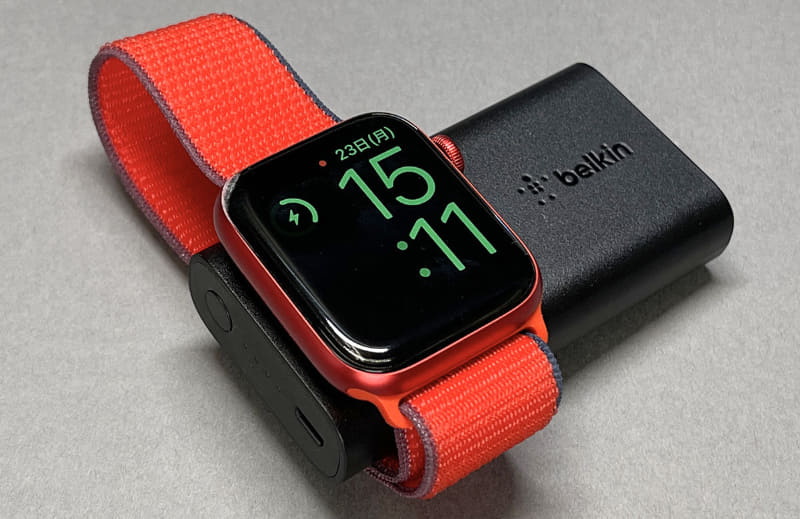 これもApple Watchを充電パッドにマグネット吸着させて充電可能