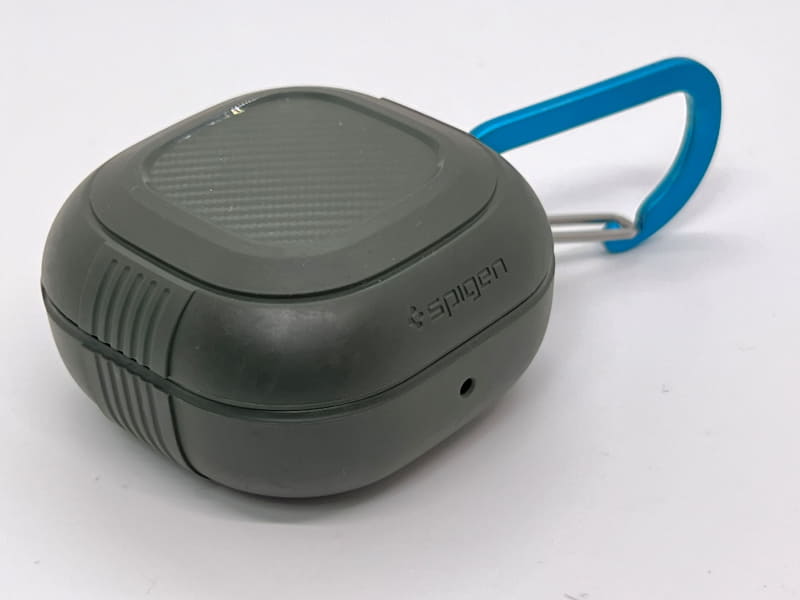 普段はカラビナを取り付けたケースに収納している