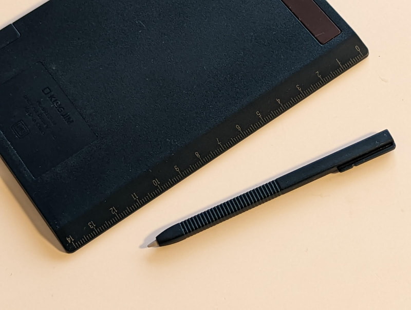 本体から取りさせる方式のスタイラスと、マグネット、物差しがある