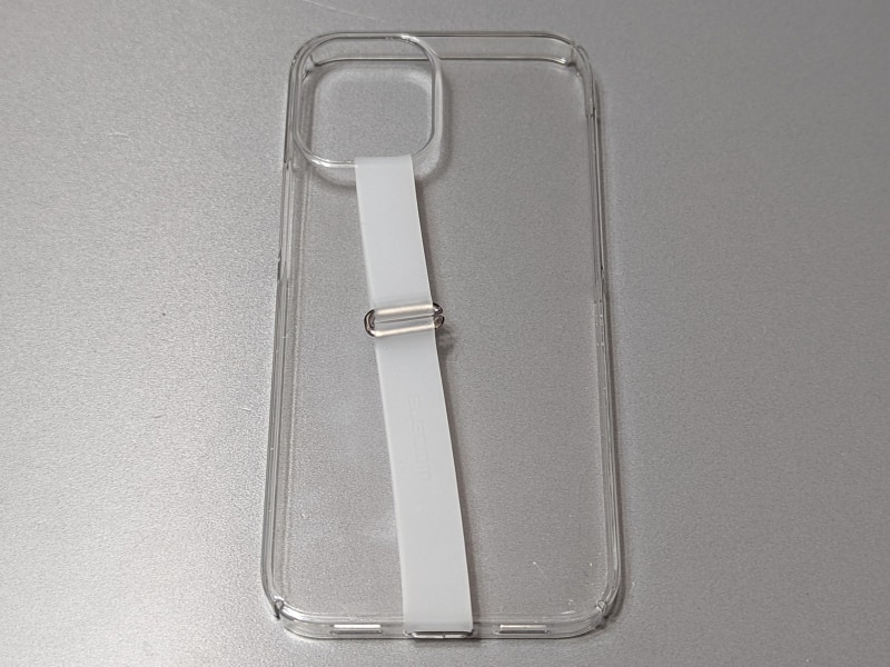 スマホケースのカメラ穴と端子穴（またはスピーカー穴）を通すようにして取り付ける