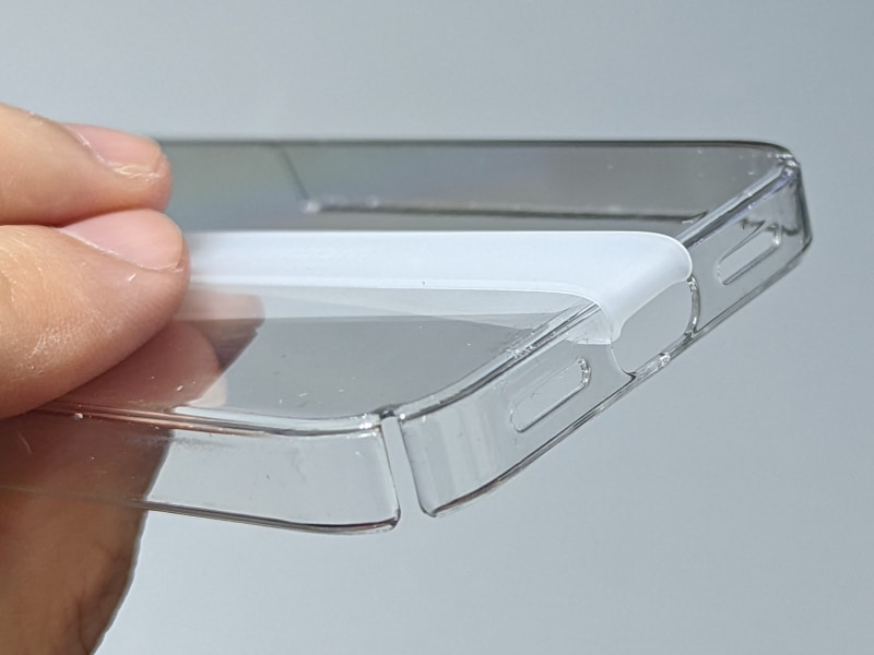 取り付けるケースによってはこのように若干浮いてしまうのが難点